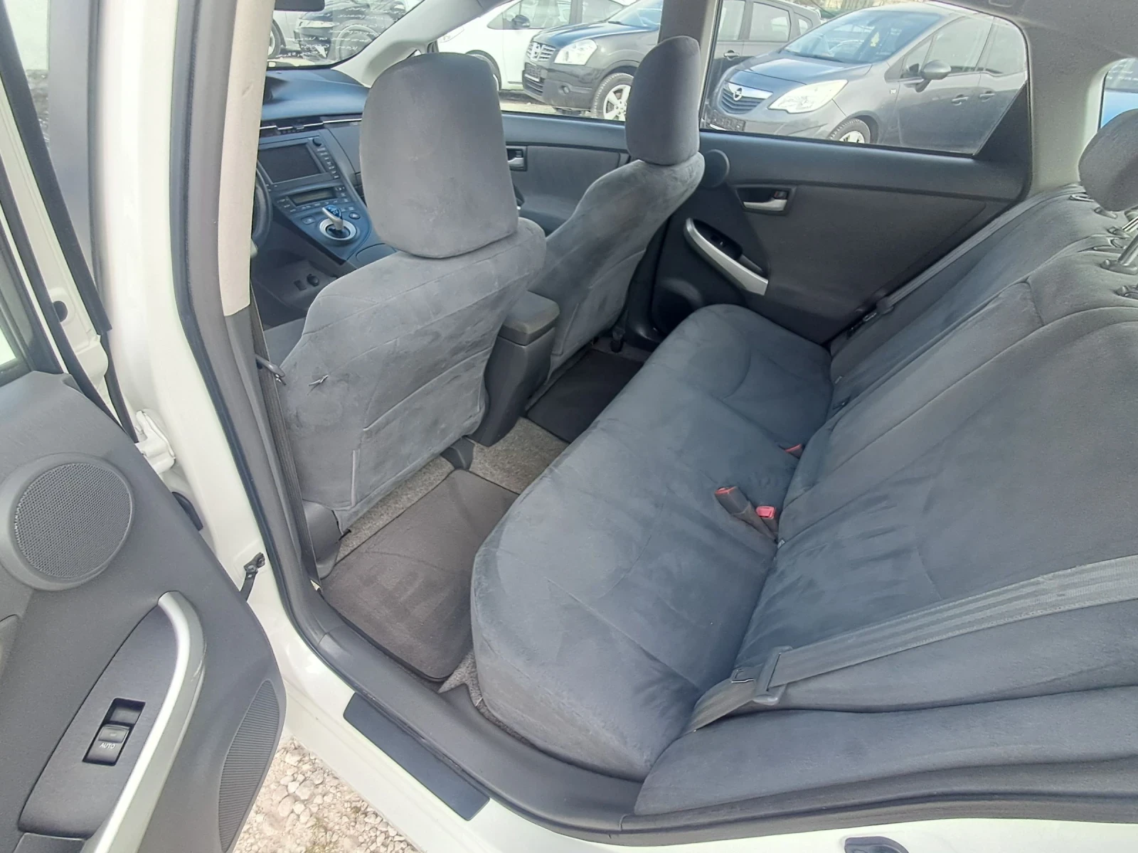 Toyota Prius 1.8Хибрид ПЕРФЕКТЕН .НАВИГАЦИЯ. КАМЕРА, снимка 12 - Автомобили и джипове - 54194215