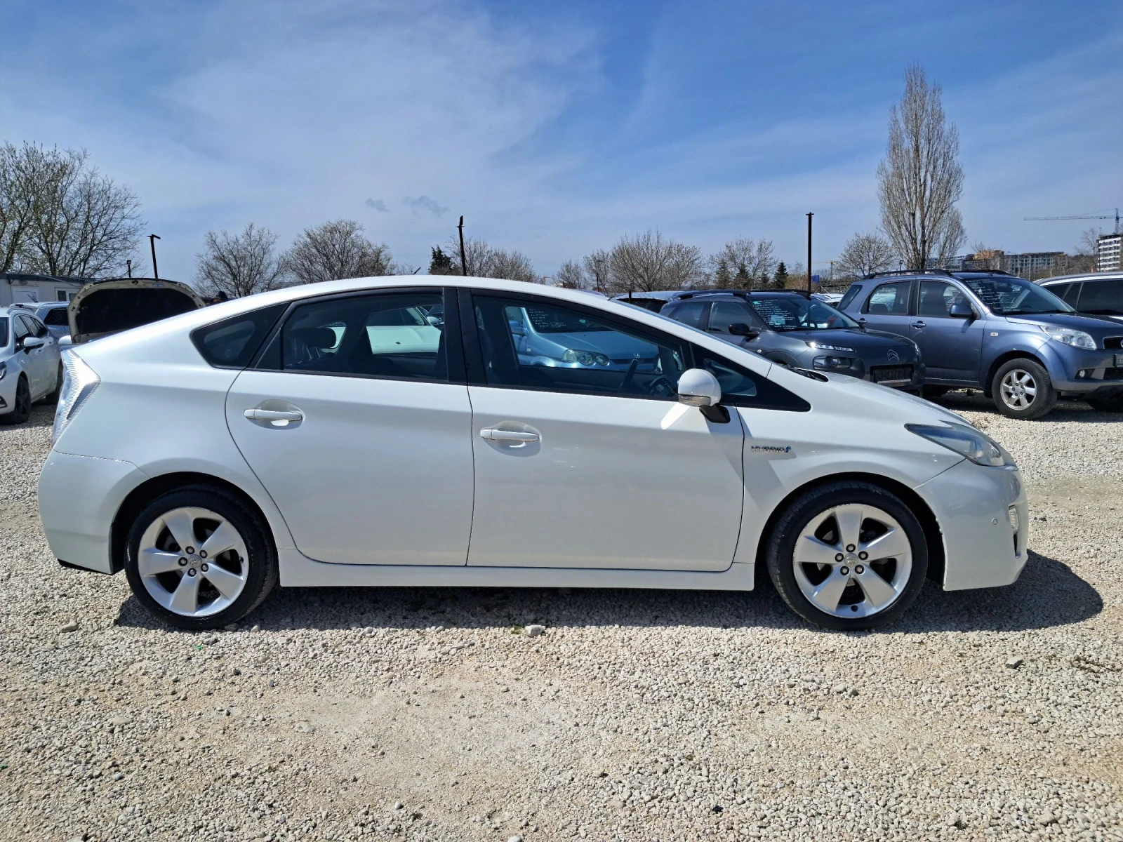Toyota Prius 1.8Хибрид ПЕРФЕКТЕН .НАВИГАЦИЯ. КАМЕРА, снимка 4 - Автомобили и джипове - 54194215