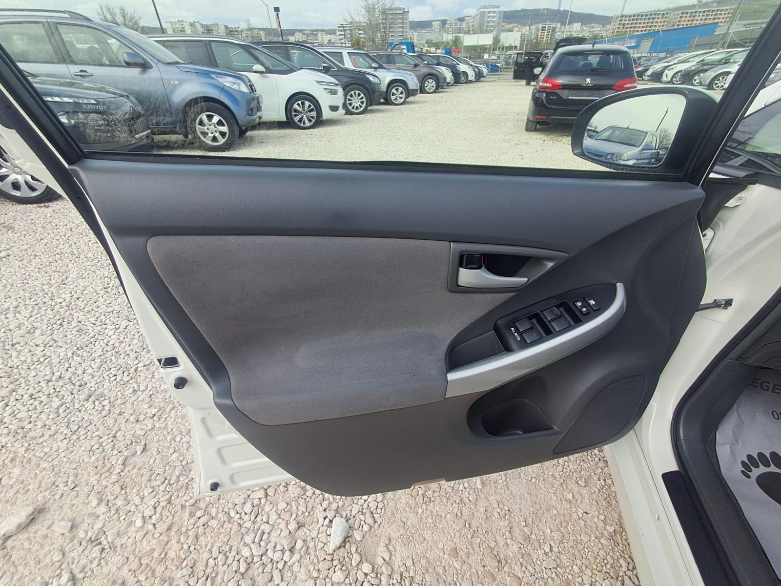 Toyota Prius 1.8Хибрид ПЕРФЕКТЕН .НАВИГАЦИЯ. КАМЕРА, снимка 14 - Автомобили и джипове - 54194215