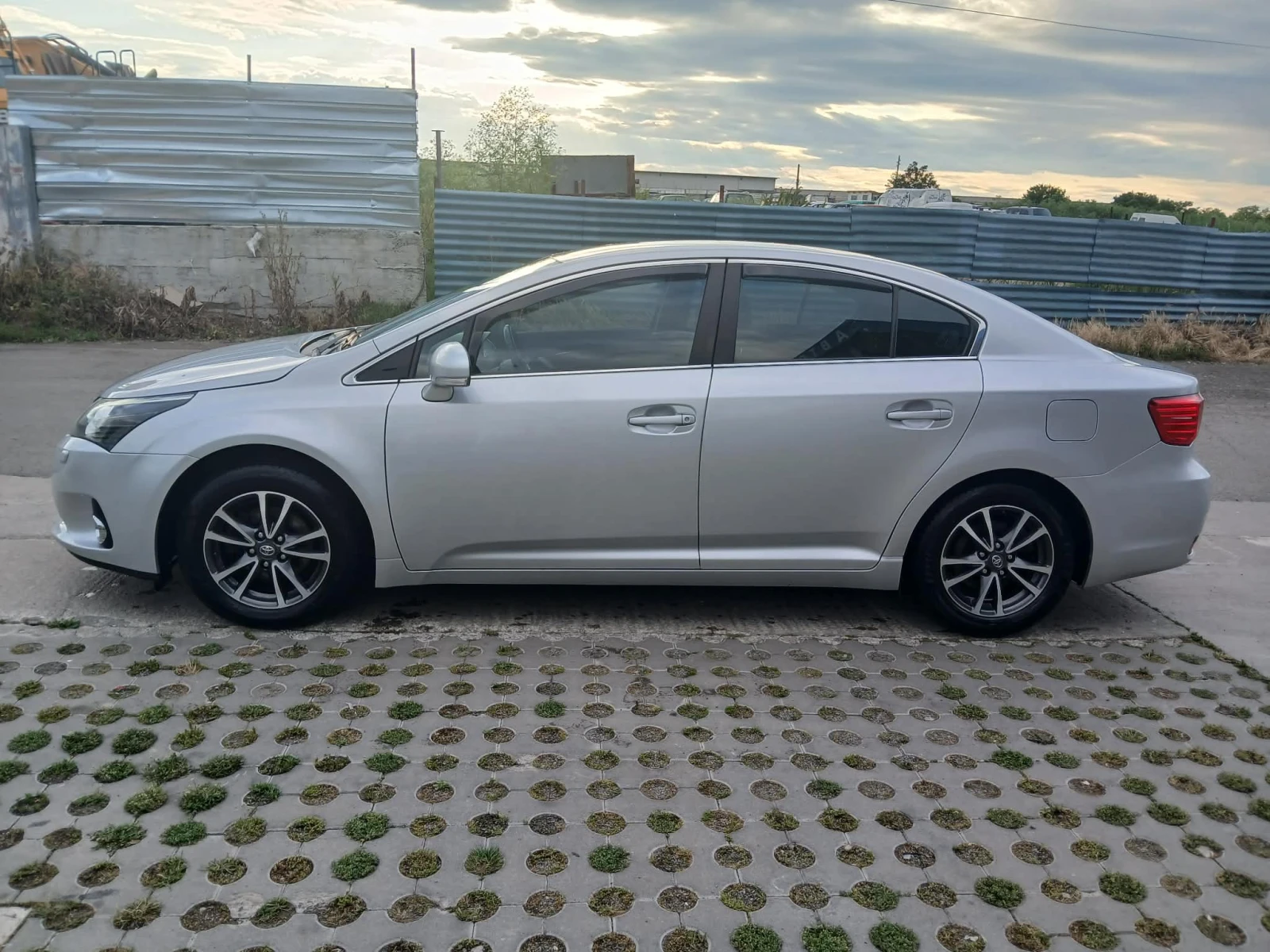 Toyota Avensis 1.8 VVTi, LPG, снимка 5 - Автомобили и джипове - 54630023