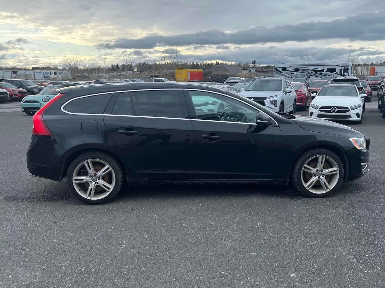 Volvo V60 T5 Special Edition Premier| Distronic| 2 Ключа, снимка 3 - Автомобили и джипове - 54641648
