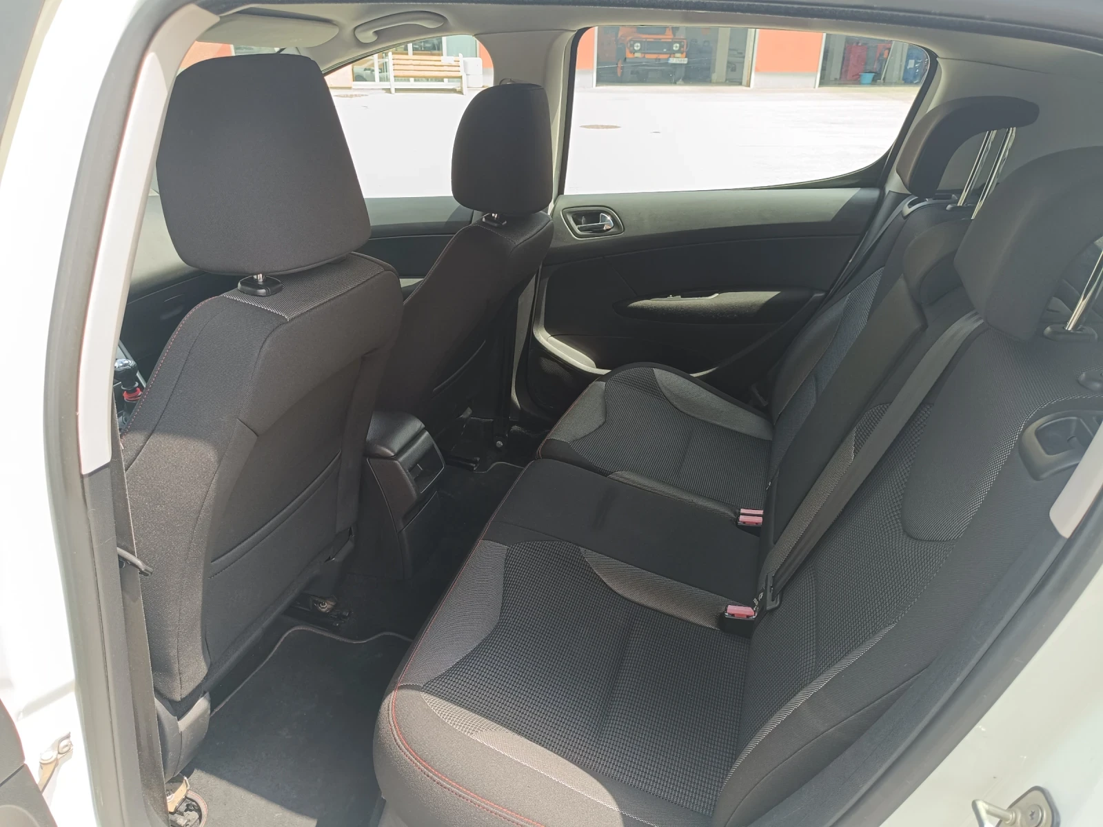 Peugeot 308 1.6 HDI, снимка 9 - Автомобили и джипове - 54812619