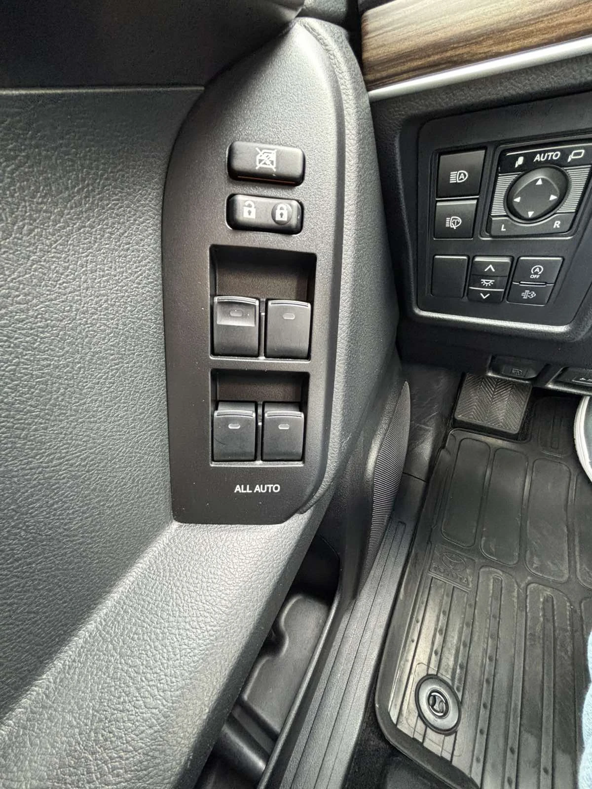 Toyota Land cruiser 2.8D 6AT AWD 204 к.с. CVT EXECUTIVE 7 МЕСТА, снимка 15 - Автомобили и джипове - 55402918
