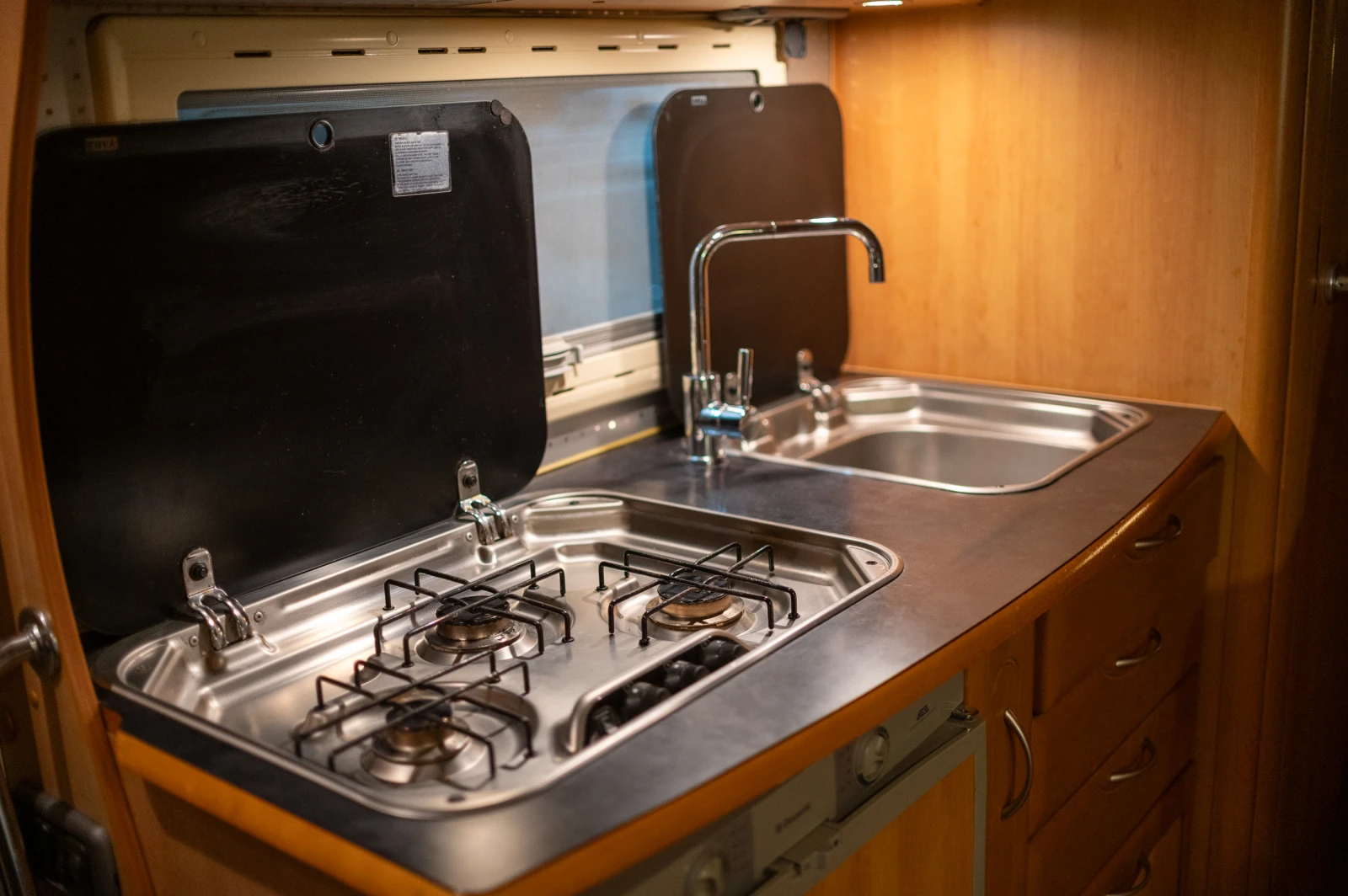 Кемпер Euramobil CONTURA C702EB, снимка 11 - Каравани и кемпери - 54161116