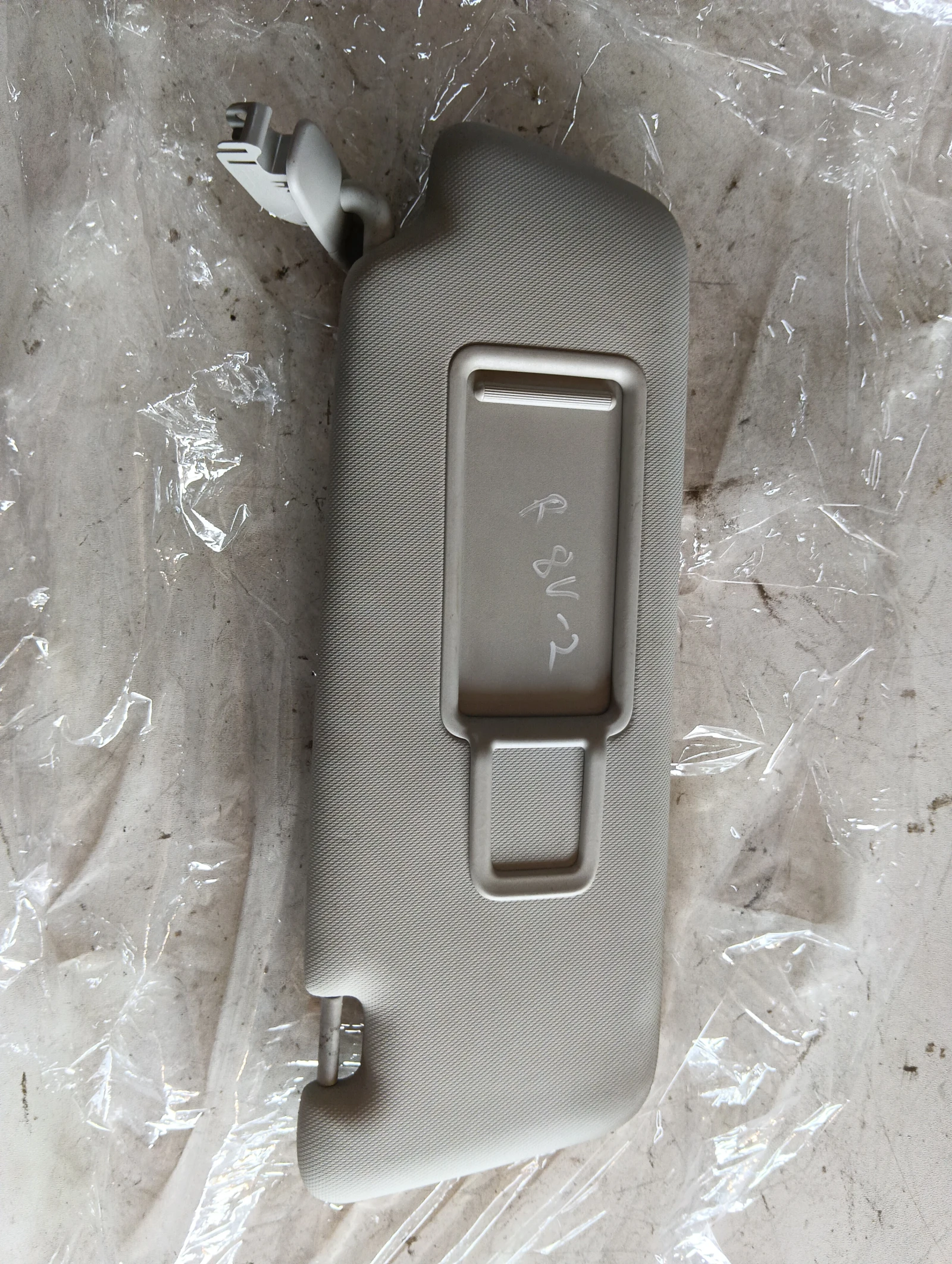 сенник ДЕСЕН 8V0857552 СИВ Audi A3