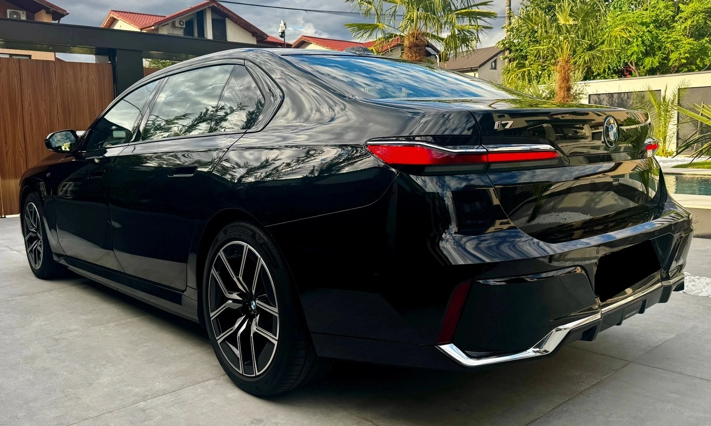 BMW i7 xDrive60 M-Sport, снимка 3 - Автомобили и джипове - 54040548