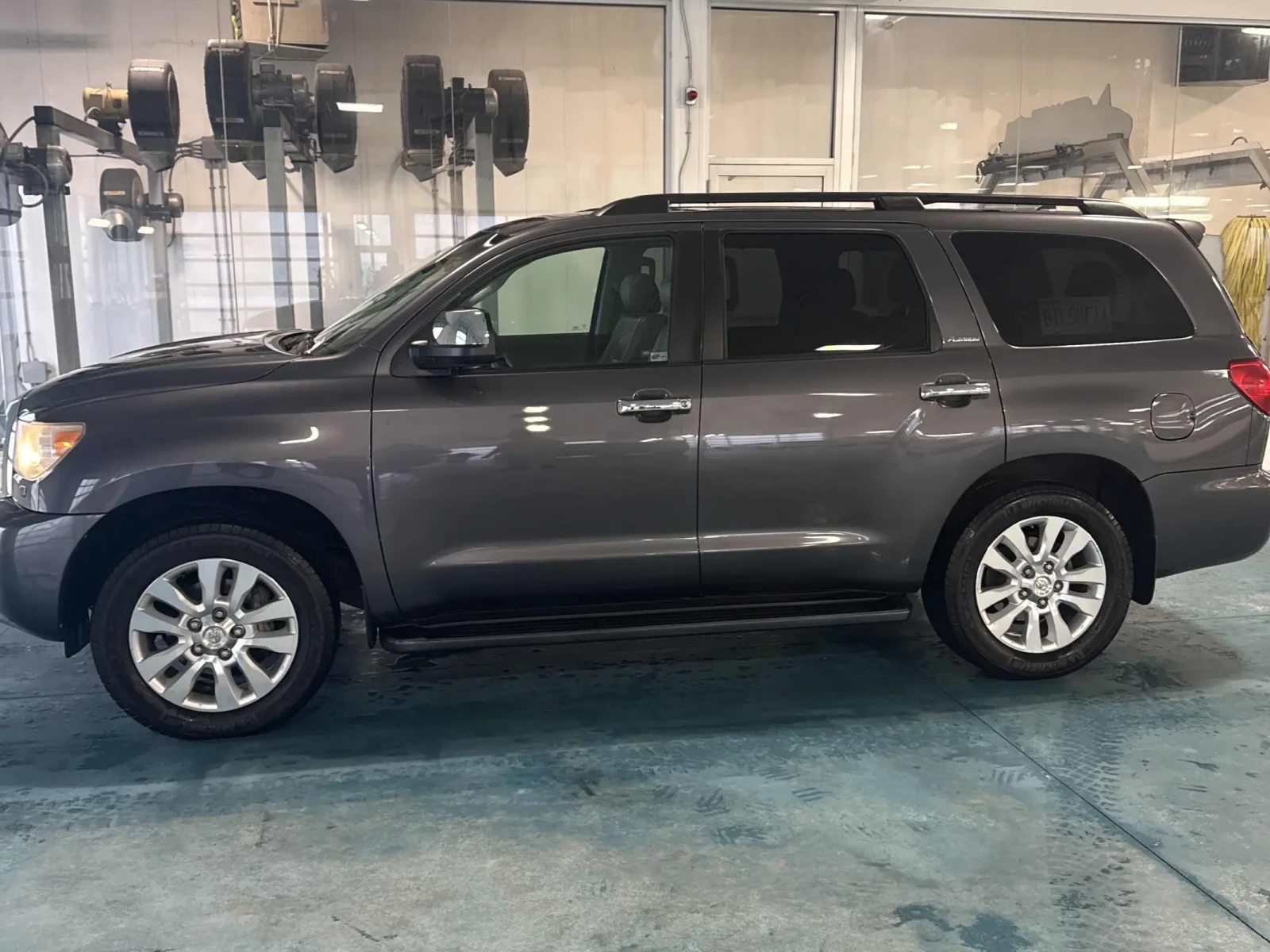 Toyota Sequoia 5.7 PLATINUM - изображение 2