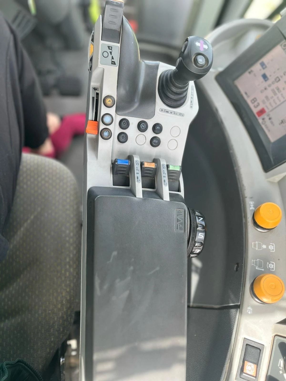 Трактор Claas AXION 850 CEBIS - изображение 8