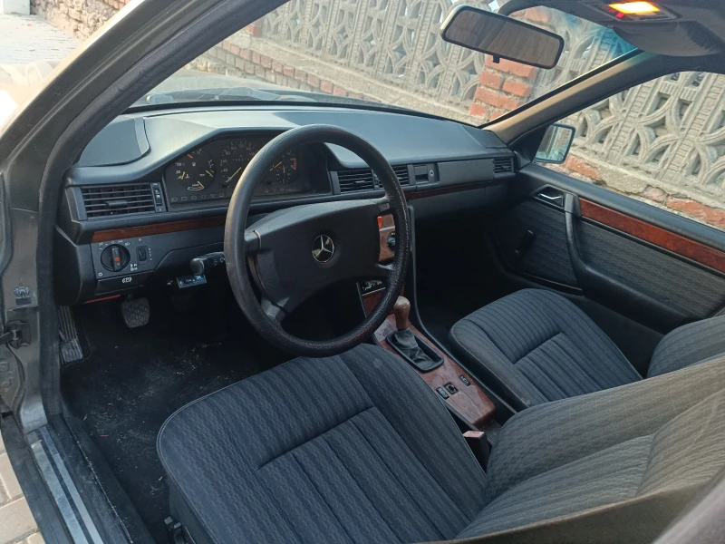 Mercedes-Benz 124 2.3i, снимка 5 - Автомобили и джипове - 49111564