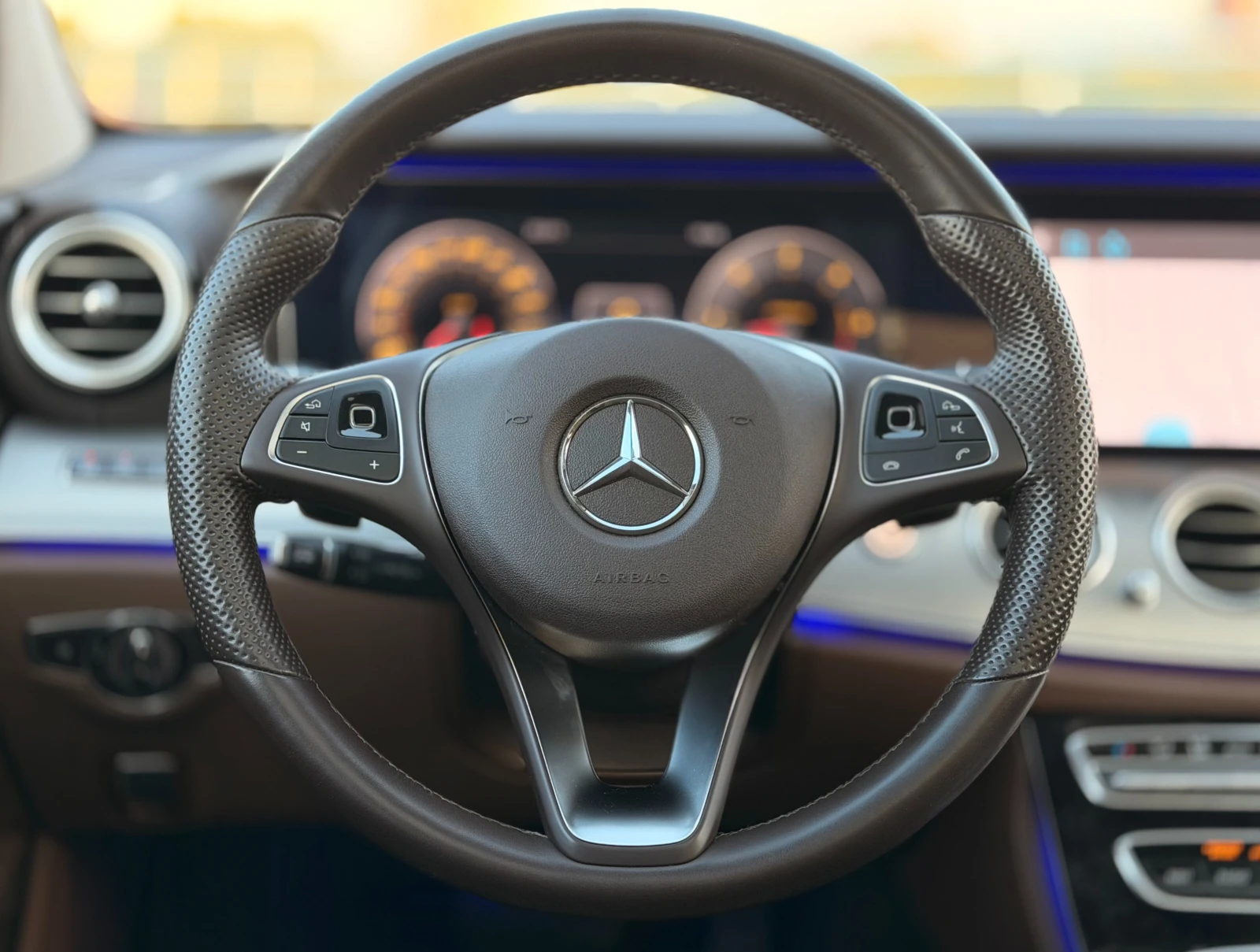 Mercedes-Benz E 220 - Amg - Full - Multibeam - Panorama - Head-up - , снимка 8 - Автомобили и джипове - 54348518