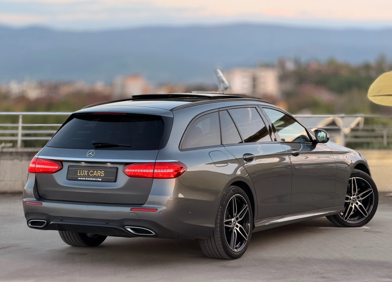 Mercedes-Benz E 220 - Amg - Full - Multibeam - Panorama - Head-up - , снимка 2 - Автомобили и джипове - 54348518