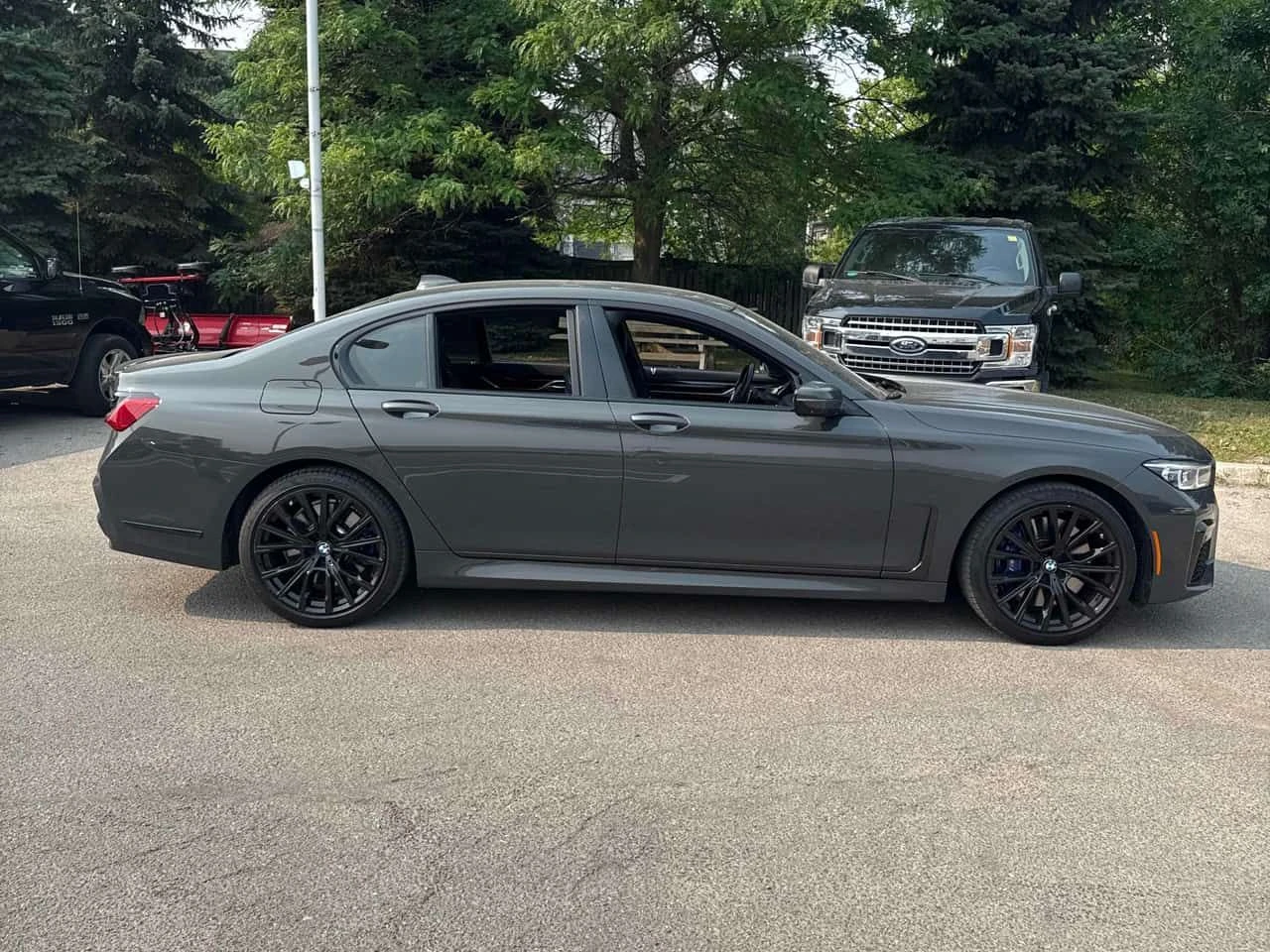 BMW 750 i xDrive | CARFAX | АВТОКРЕДИТ БЕЗ ПЪРВОНАЧАЛНА , снимка 4 - Автомобили и джипове - 55419927