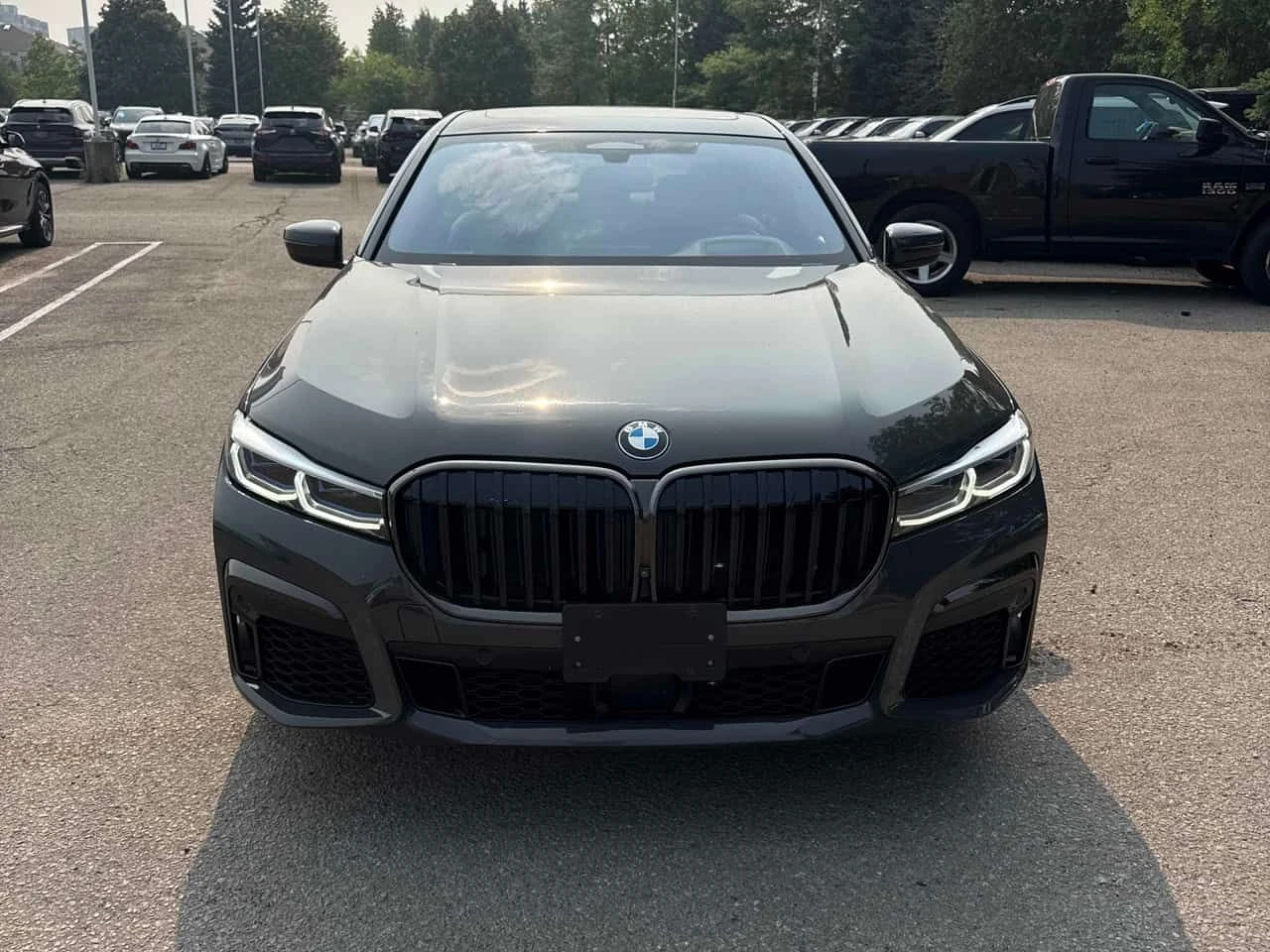 BMW 750 i xDrive | CARFAX | АВТОКРЕДИТ БЕЗ ПЪРВОНАЧАЛНА , снимка 2 - Автомобили и джипове - 55419927