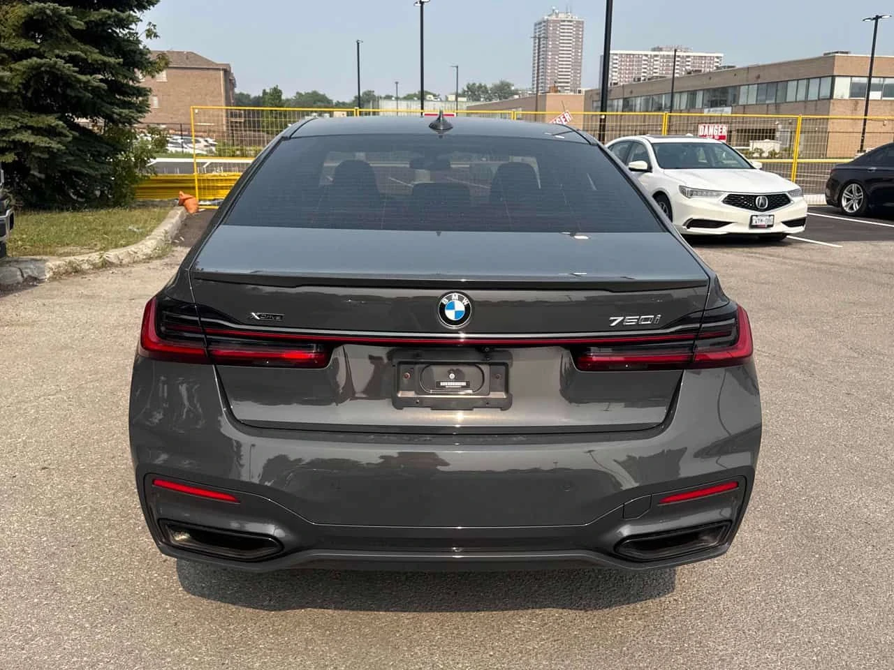 BMW 750 i xDrive | CARFAX | АВТОКРЕДИТ БЕЗ ПЪРВОНАЧАЛНА , снимка 5 - Автомобили и джипове - 55419927