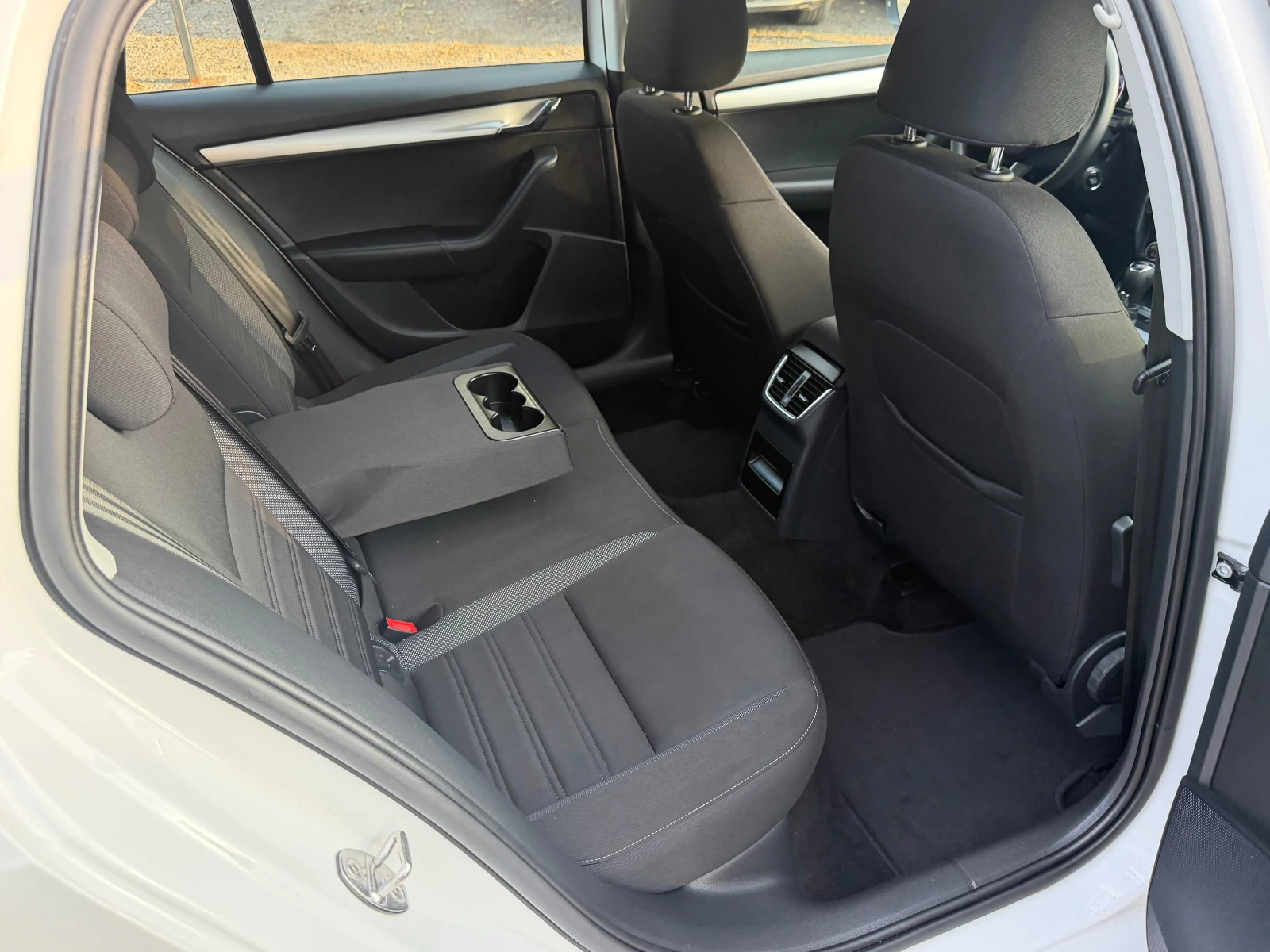 Skoda Octavia 1.5TSI* DSG* NAVI, снимка 12 - Автомобили и джипове - 55888878