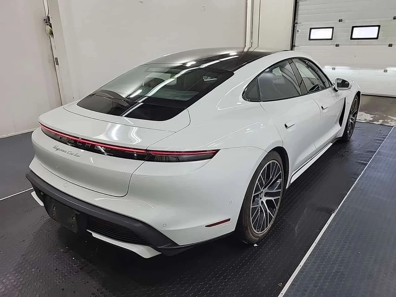 Porsche Taycan, снимка 2 - Автомобили и джипове - 56689596