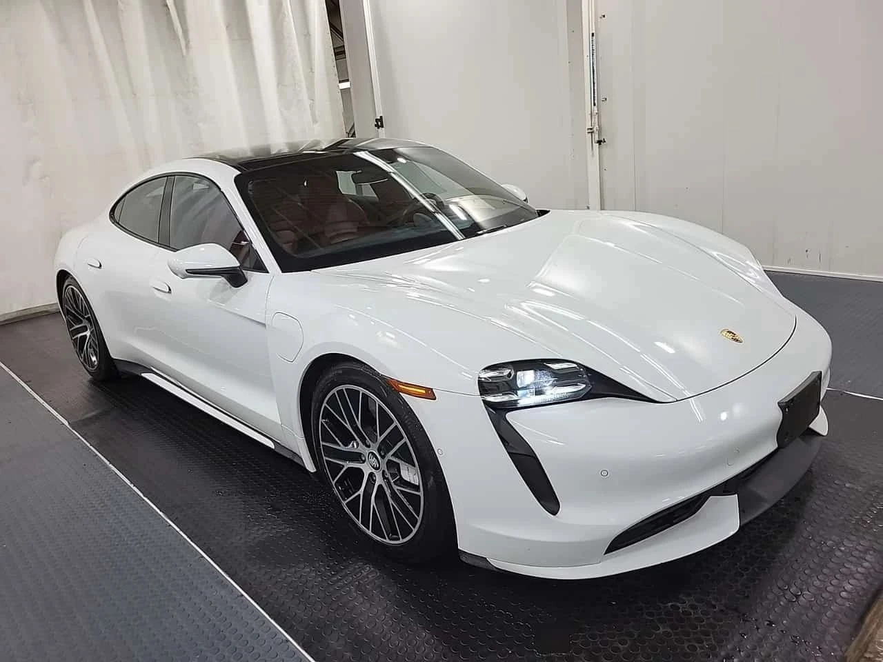 Porsche Taycan, снимка 5 - Автомобили и джипове - 56689596
