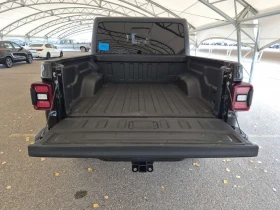 Jeep Gladiator * OVERLAND CREW CAB SHORT BED * CARFAX * , снимка 14