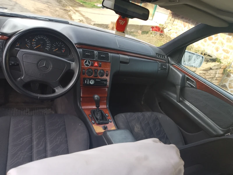 Mercedes-Benz E 200 Газ инжекцион 2.0, снимка 7 - Автомобили и джипове - 49307573