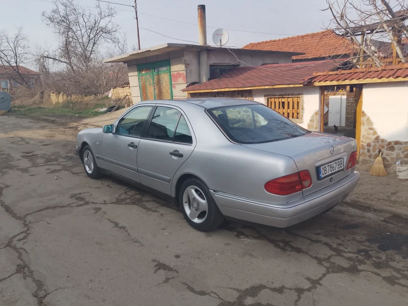 Mercedes-Benz E 200 Газ инжекцион 2.0, снимка 8 - Автомобили и джипове - 49307573