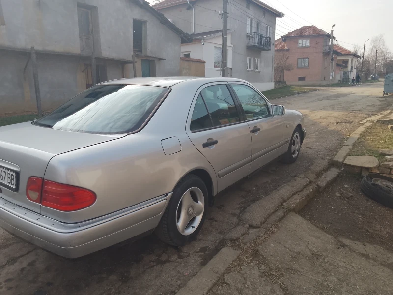 Mercedes-Benz E 200 Газ инжекцион 2.0, снимка 11 - Автомобили и джипове - 49307573