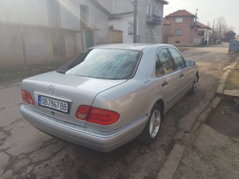 Mercedes-Benz E 200 Газ инжекцион 2.0, снимка 10 - Автомобили и джипове - 49307573