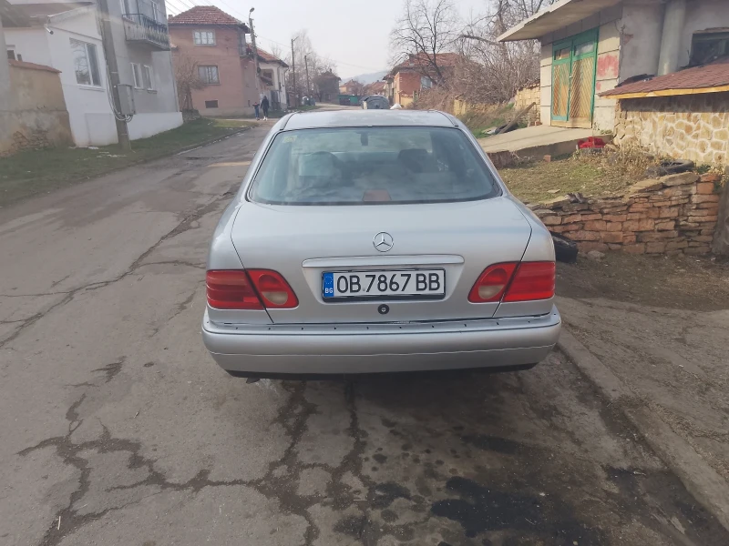 Mercedes-Benz E 200 Газ инжекцион 2.0, снимка 9 - Автомобили и джипове - 49307573