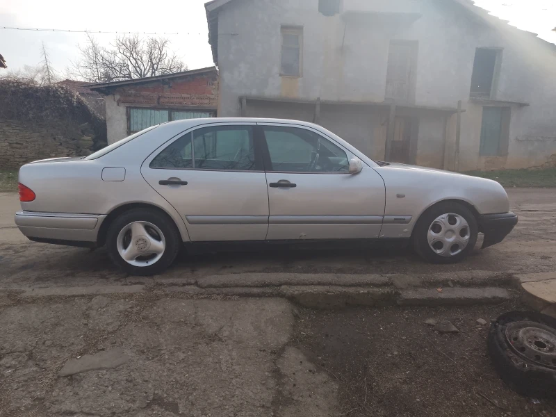 Mercedes-Benz E 200 Газ инжекцион 2.0, снимка 3 - Автомобили и джипове - 49307573