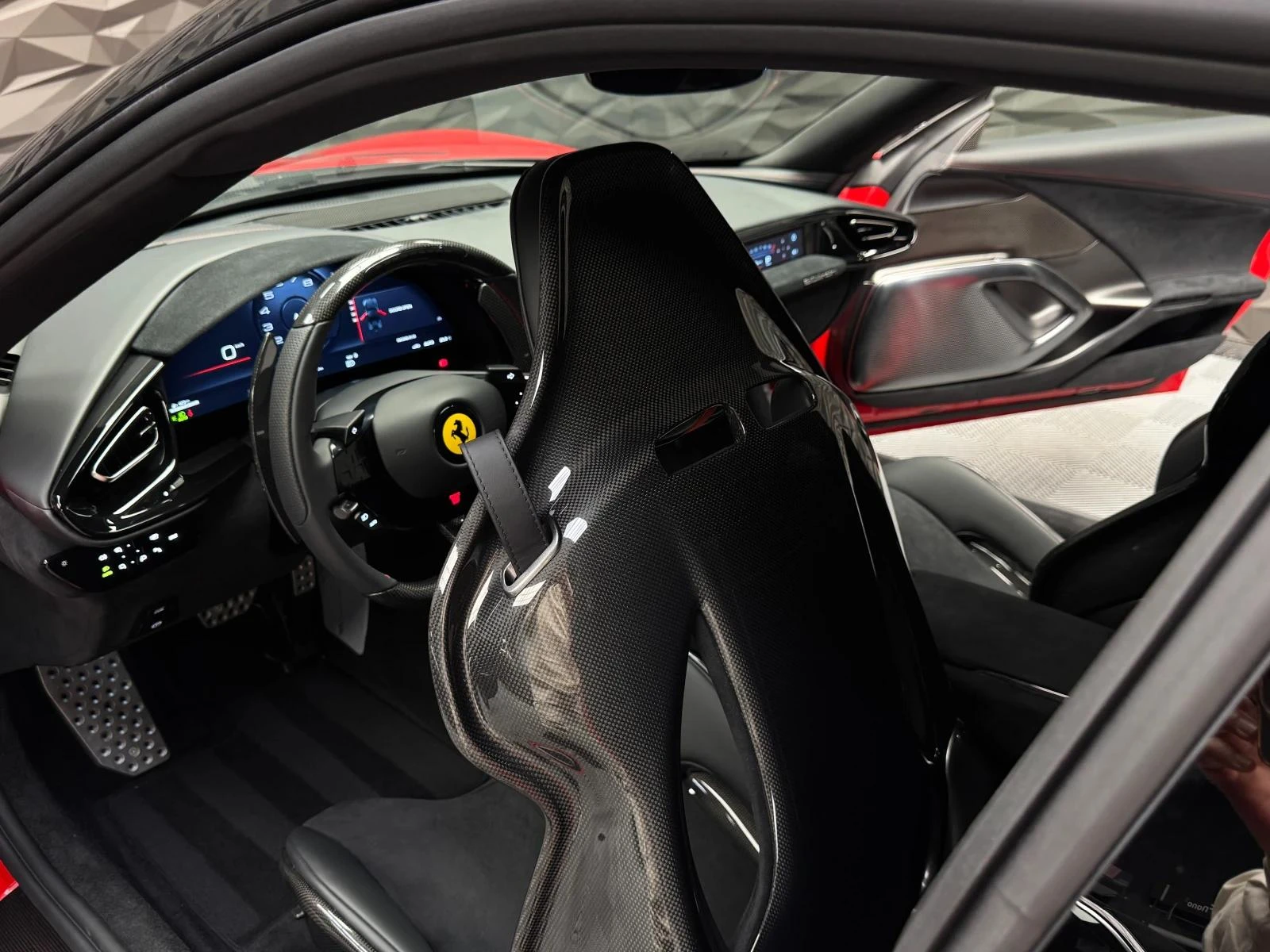 Ferrari 812 Superfast 12 CILINDRI Rosso Corsa CARBON | Mobile.bg   12