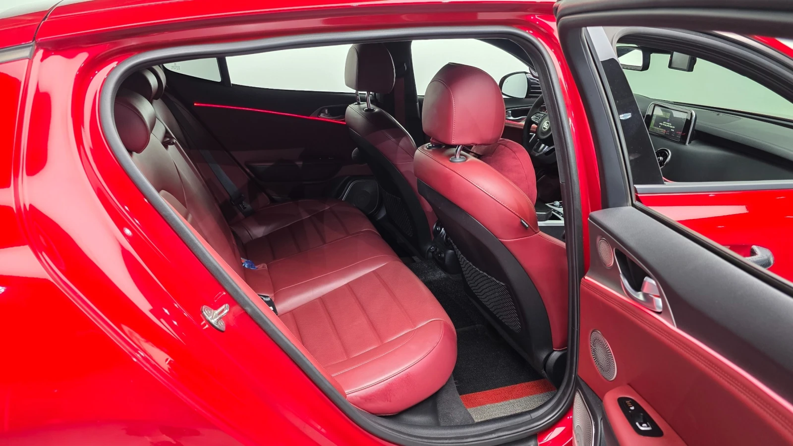 Kia Stinger 3.3 Turbo AWD, снимка 12 - Автомобили и джипове - 55785609