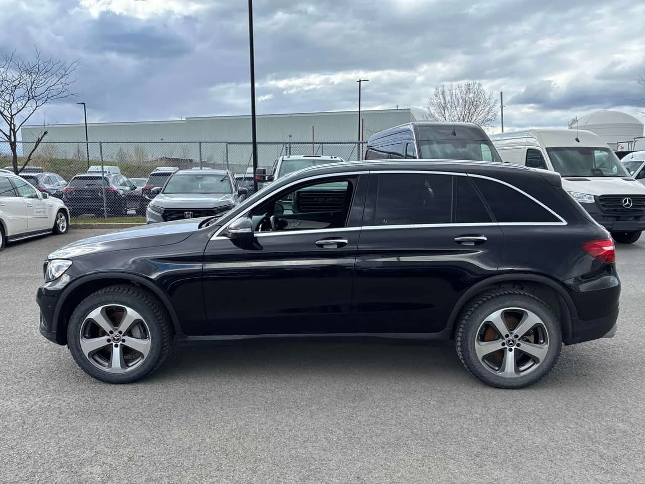 Mercedes-Benz GLC 300 ПАМЕТ| ПАНОРАМА| KEYLESS| 360 КАМЕРИ| , снимка 3 - Автомобили и джипове - 54387715