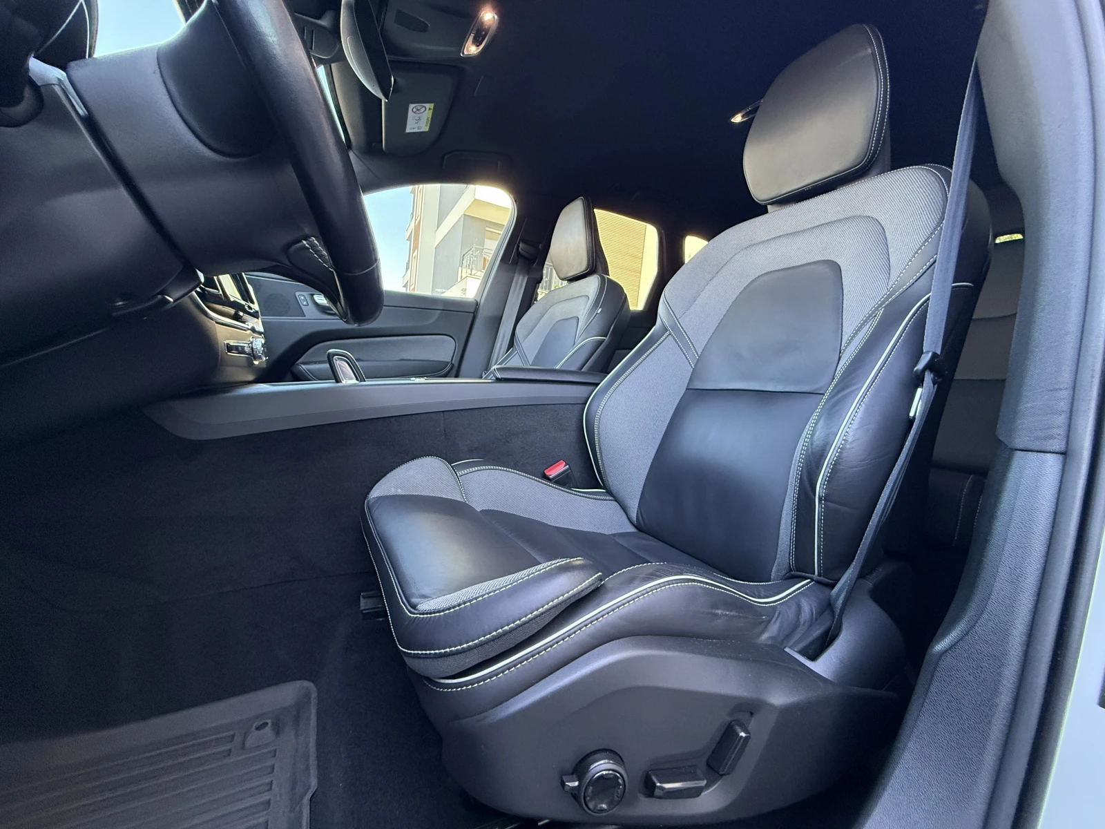 Volvo XC60 R-DESIGN-FACELIFT-4X4-MILD-HYBRID-, снимка 13 - Автомобили и джипове - 56072886
