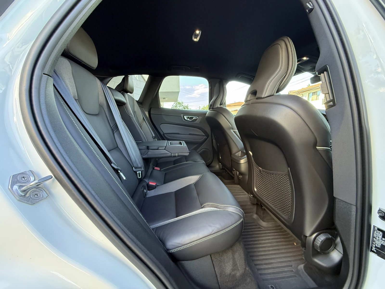 Volvo XC60 R-DESIGN-FACELIFT-4X4-MILD-HYBRID-, снимка 16 - Автомобили и джипове - 56072886