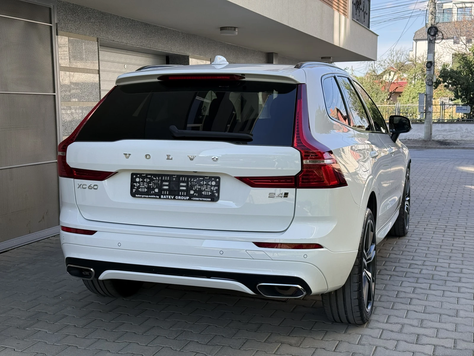 Volvo XC60 R-DESIGN-FACELIFT-4X4-MILD-HYBRID-, снимка 5 - Автомобили и джипове - 56072886