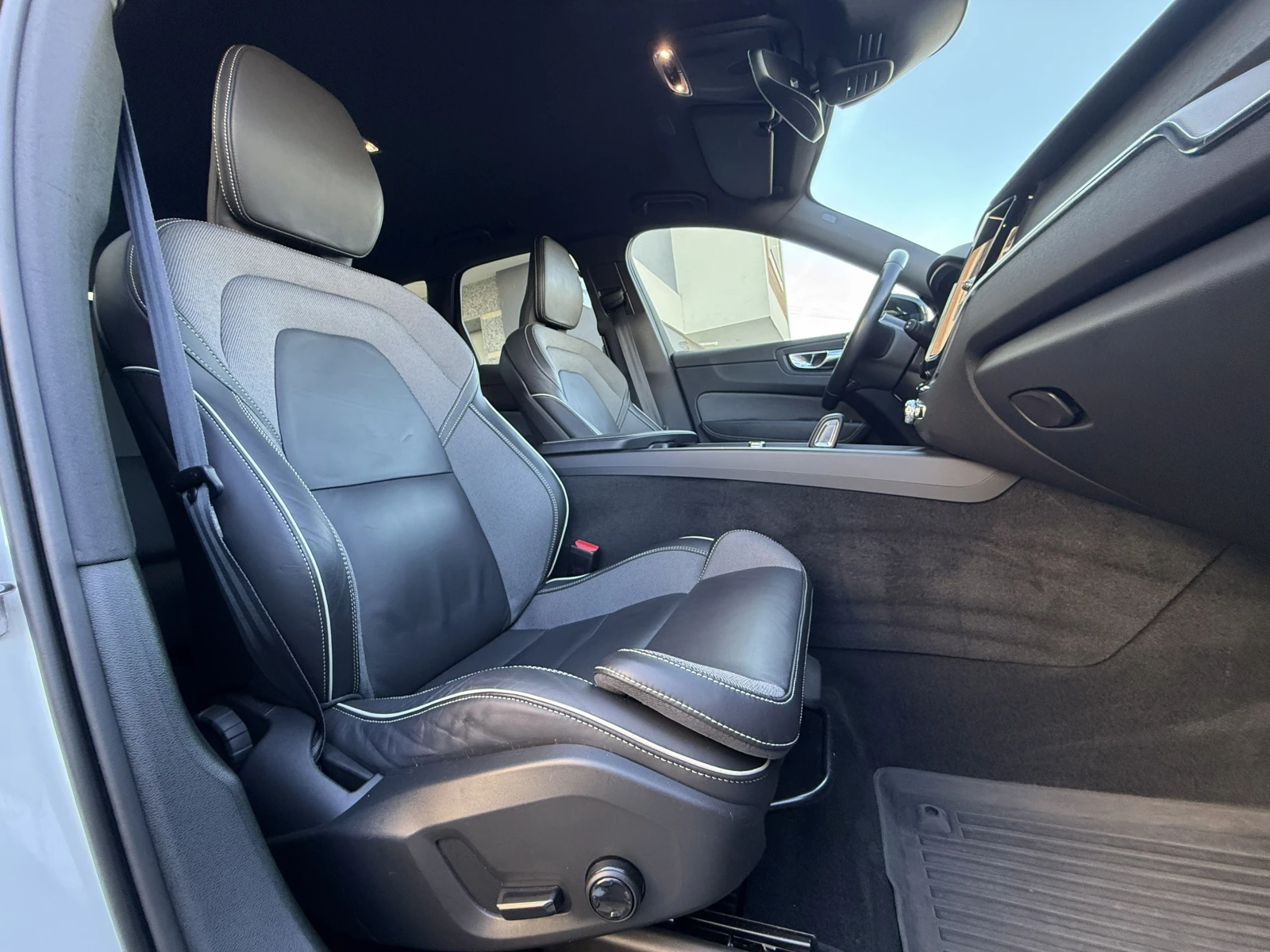 Volvo XC60 R-DESIGN-FACELIFT-4X4-MILD-HYBRID-, снимка 14 - Автомобили и джипове - 56072886
