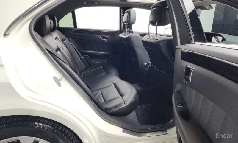 Mercedes-Benz E 220, снимка 12 - Автомобили и джипове - 53226465