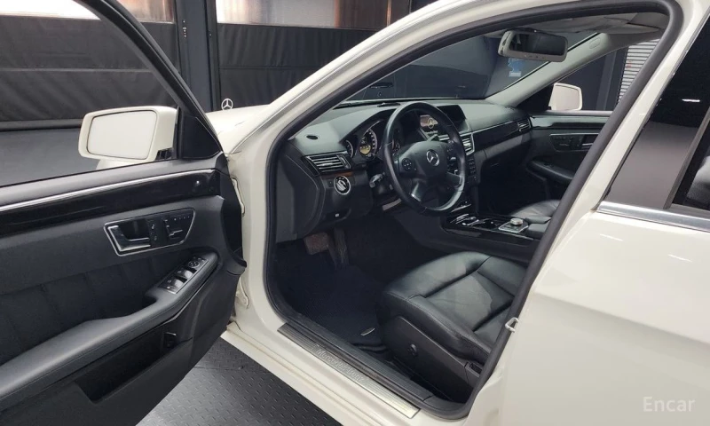Mercedes-Benz E 220, снимка 10 - Автомобили и джипове - 53226465