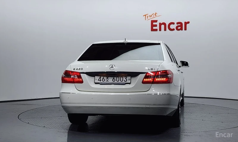 Mercedes-Benz E 220, снимка 4 - Автомобили и джипове - 53226465
