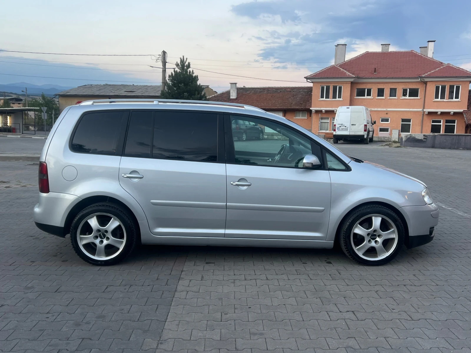 VW Touran 2.0TDI // DSG // Нави // Кожа // Подгрев // Лизинг - изображение 4