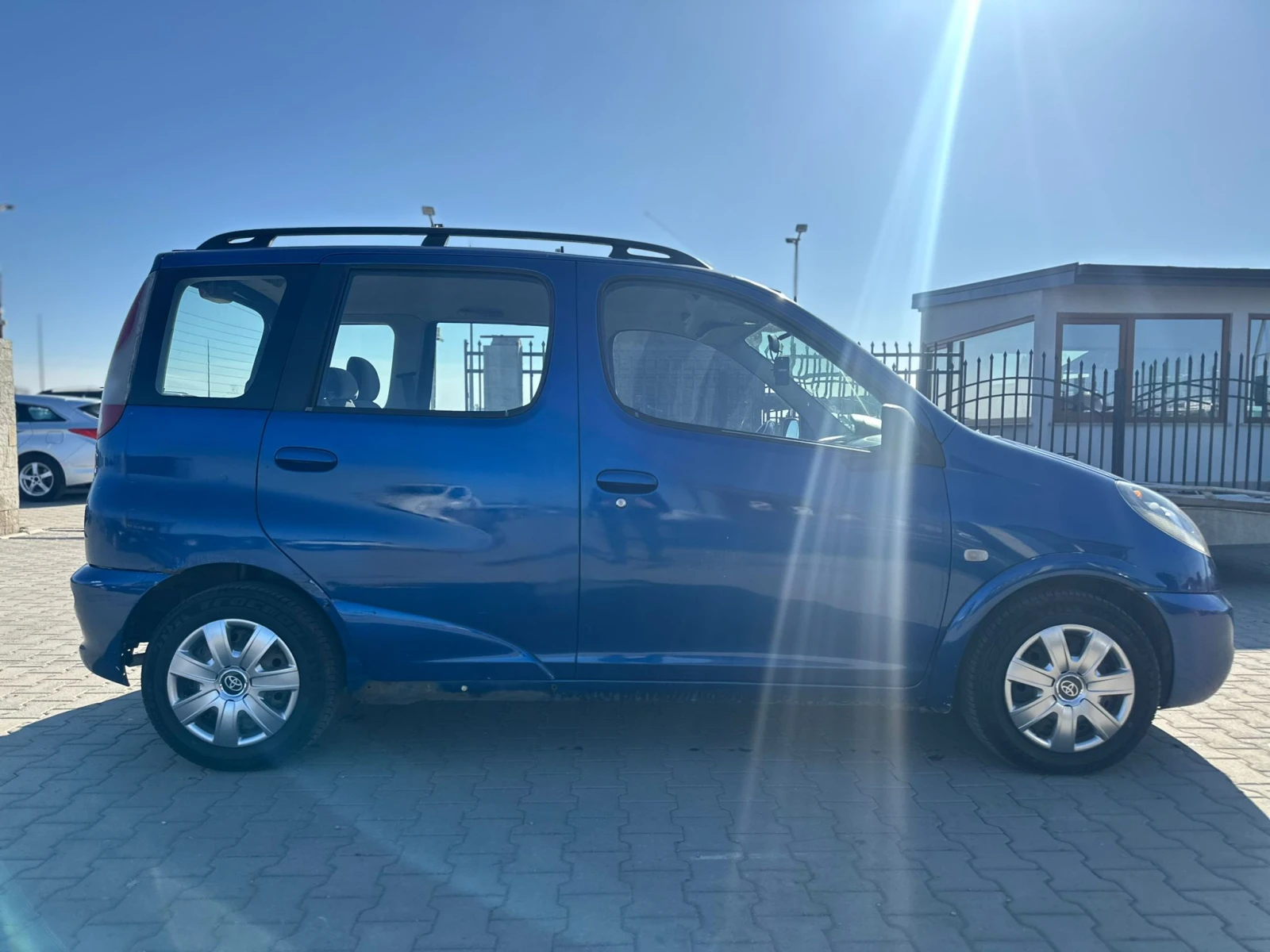 Toyota Yaris verso / 1.3I / ВСИЧКО ПЛАТЕНО / ОБСЛУЖЕНА+ ЗИМНИ ГУМИ /, снимка 7 - Автомобили и джипове - 53813729