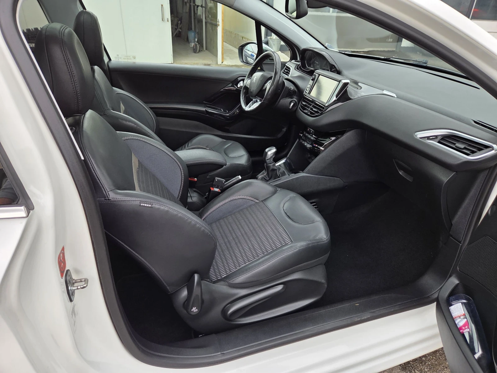 Peugeot 208 ПАНОРАМА! КОЖЕН САЛОН! НАВИГАЦИЯ!, снимка 8 - Автомобили и джипове - 54054149