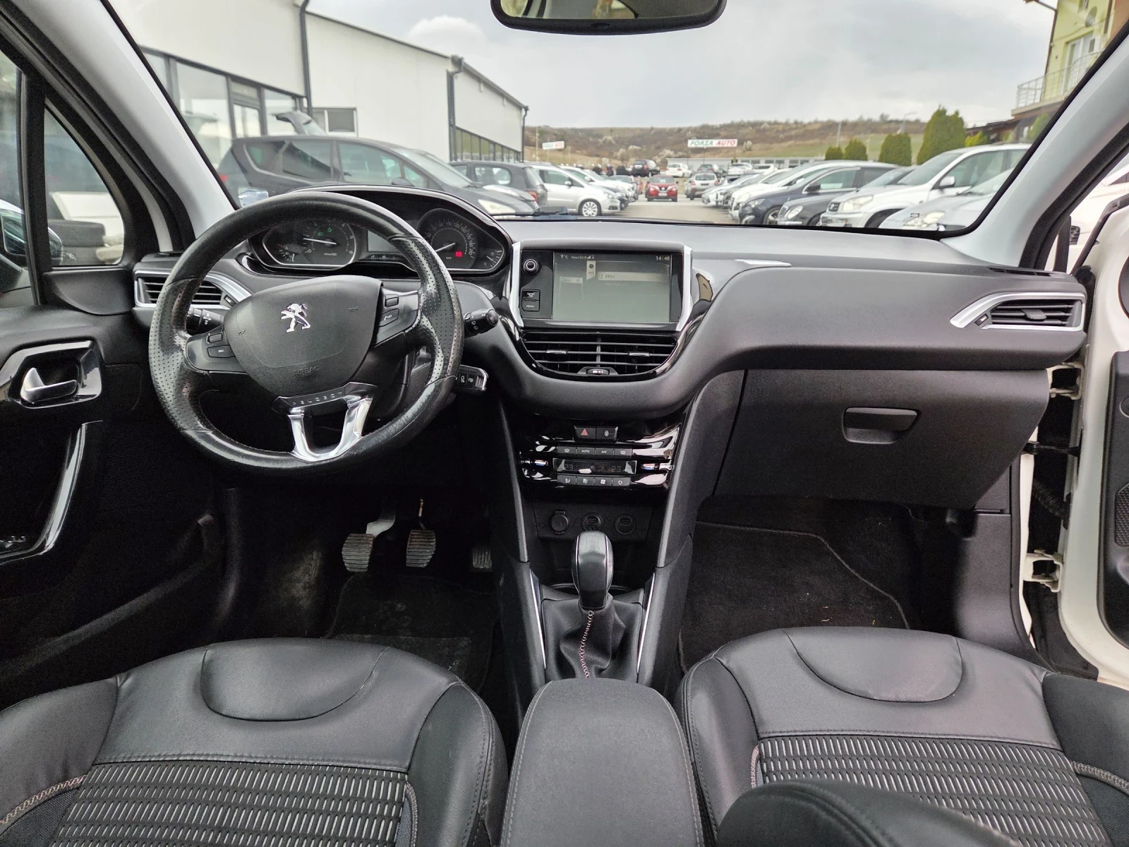 Peugeot 208 ПАНОРАМА! КОЖЕН САЛОН! НАВИГАЦИЯ!, снимка 10 - Автомобили и джипове - 54054149