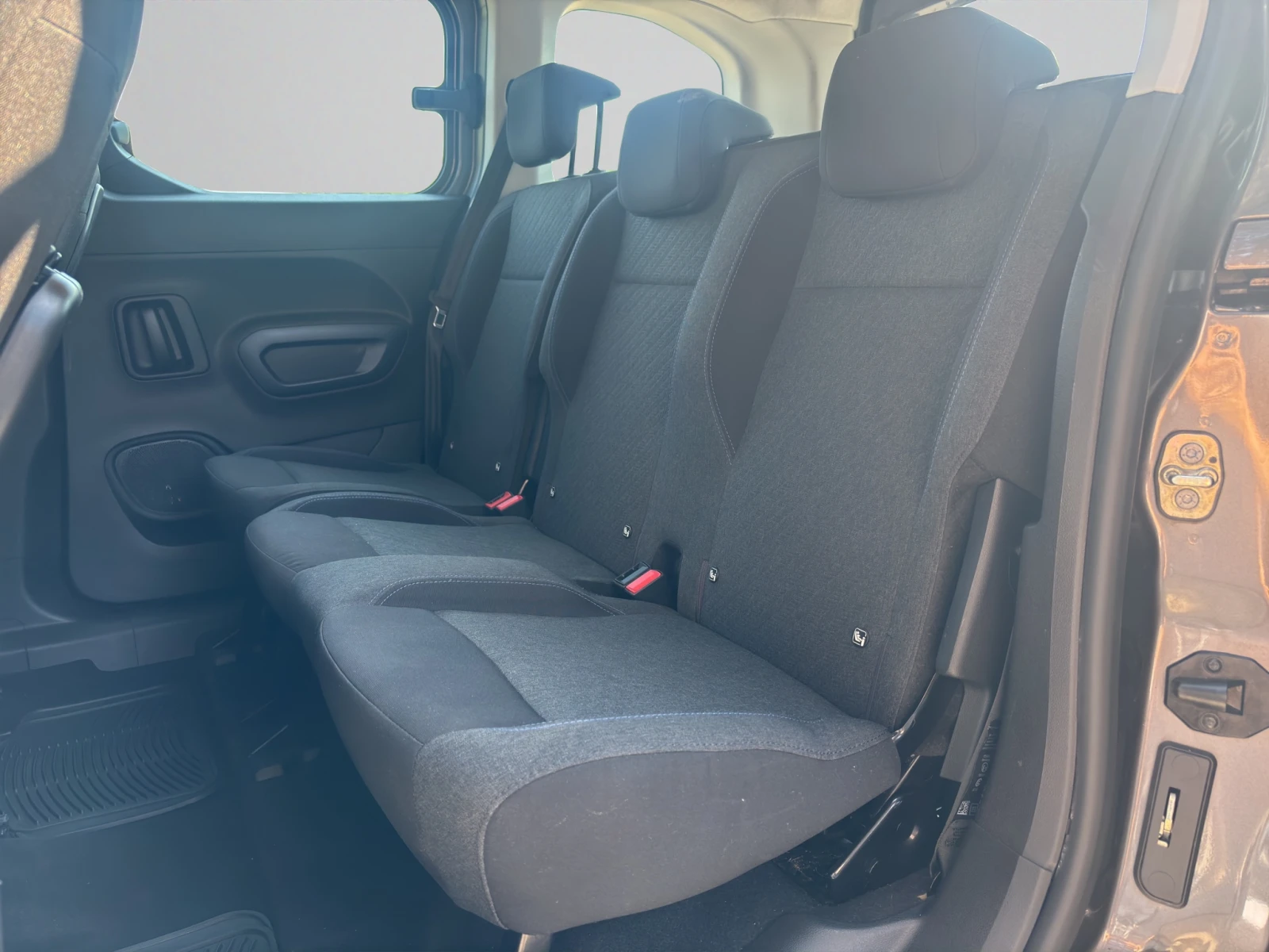 Peugeot Rifter  ALLURE 1.5 BlueHDI 102 Лизинг Гаранция до 02.2029, снимка 12 - Автомобили и джипове - 55587593