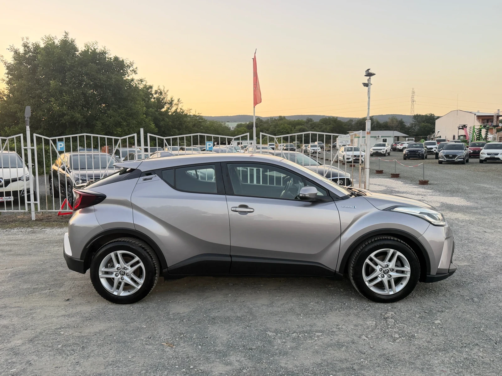 Toyota C-HR 1.8 HYBRID / FACELIFT / ЕВРО6 / YOUTUBE / WAZE, снимка 4 - Автомобили и джипове - 55094191