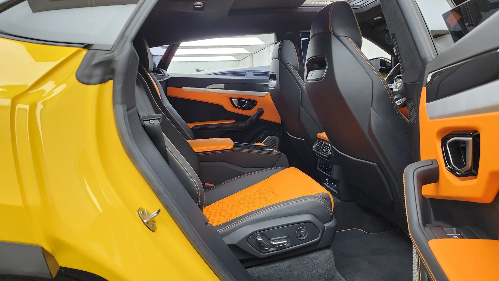 Lamborghini Urus ЛЮК* МАСАЖ* HUD* 360* KEYLESS* КРАЙНА ЦЕНА, снимка 12 - Автомобили и джипове - 55336479
