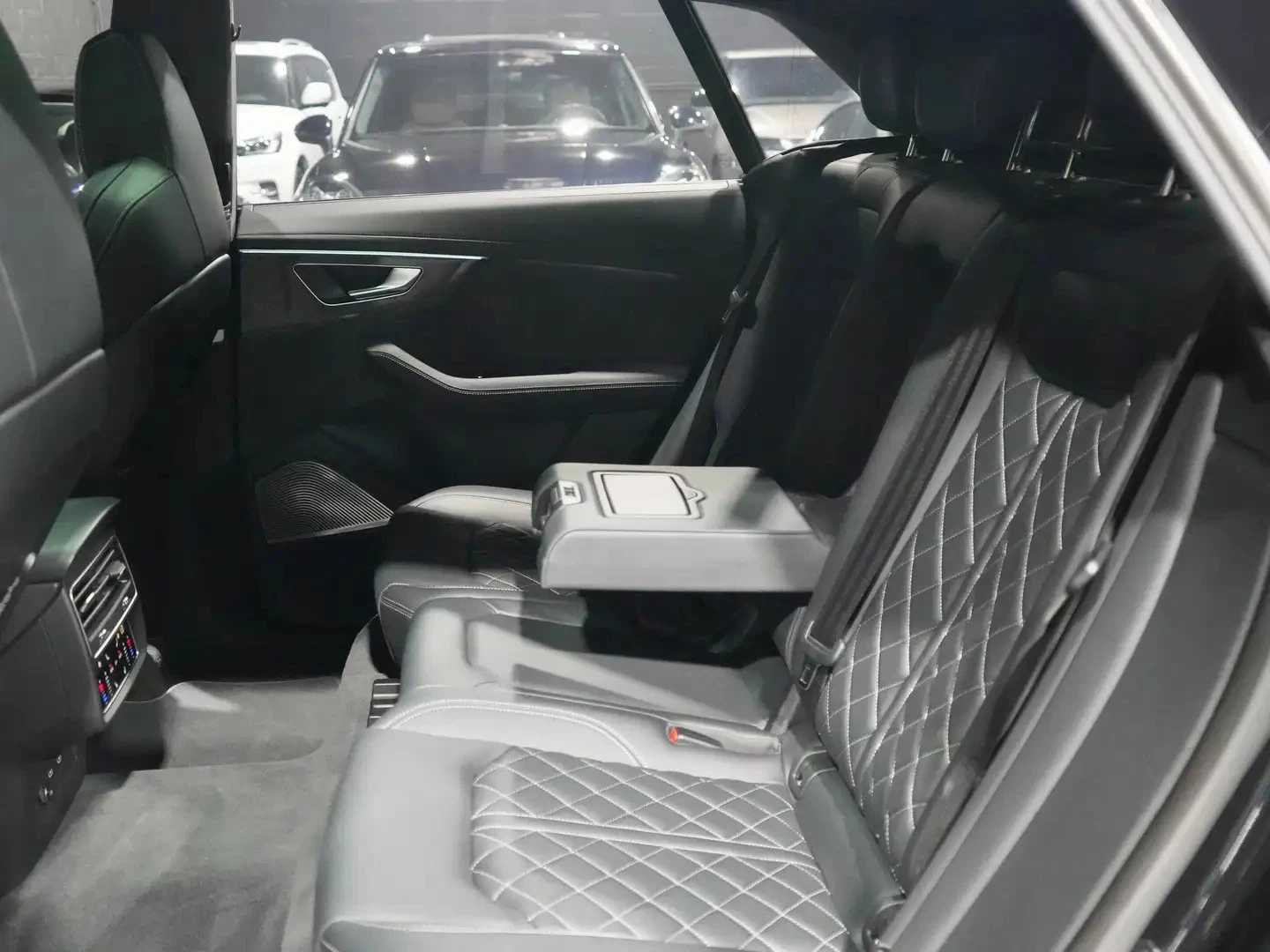 Audi SQ8 QUATTRO PREMIUM PLUS* HUD* 360* МАСАЖИ, снимка 9 - Автомобили и джипове - 55624863