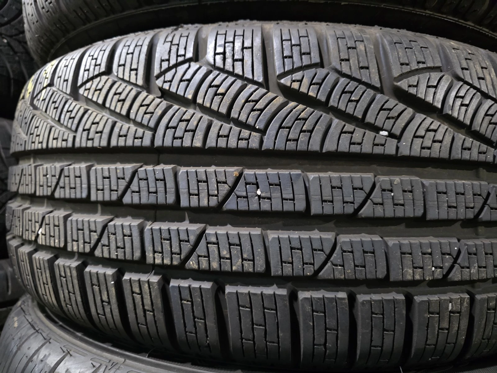 Гуми Зимни 225/50R17, снимка 2 - Гуми и джанти - 56725018