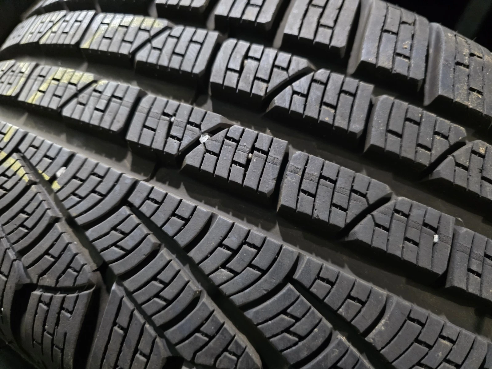 Гуми Зимни 225/50R17, снимка 4 - Гуми и джанти - 56725018