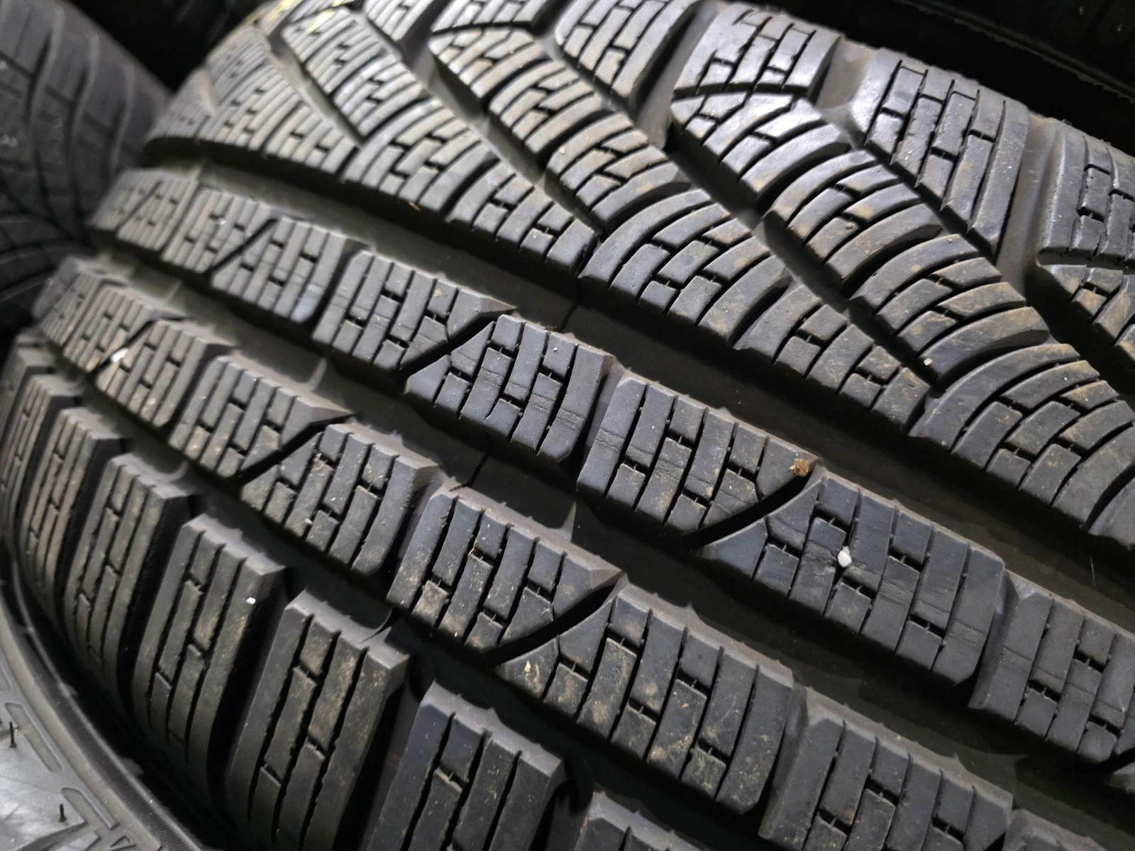 Гуми Зимни 225/50R17, снимка 5 - Гуми и джанти - 56725018