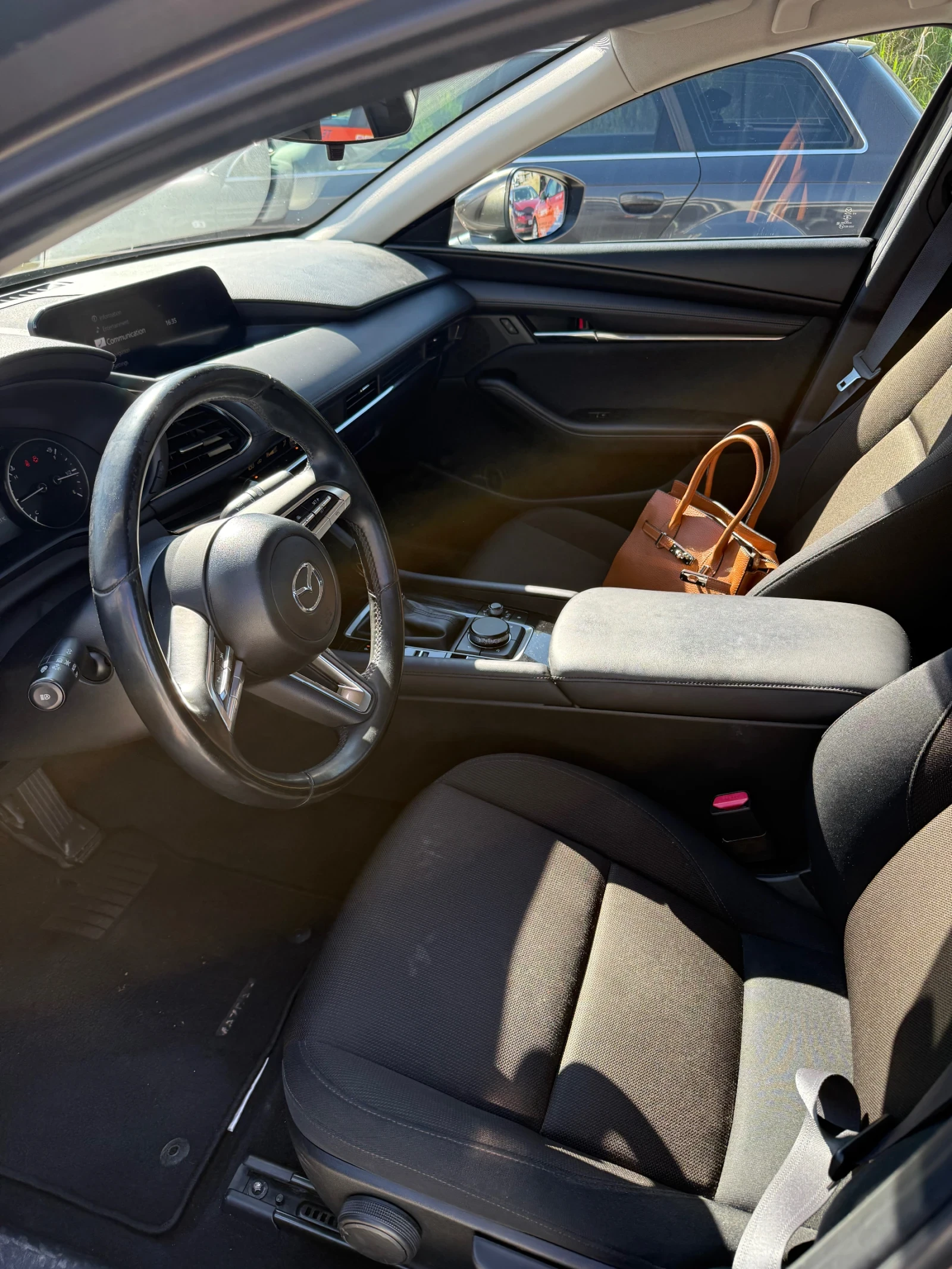 Mazda 3 2.5 Skyactiv, снимка 8 - Автомобили и джипове - 54028194
